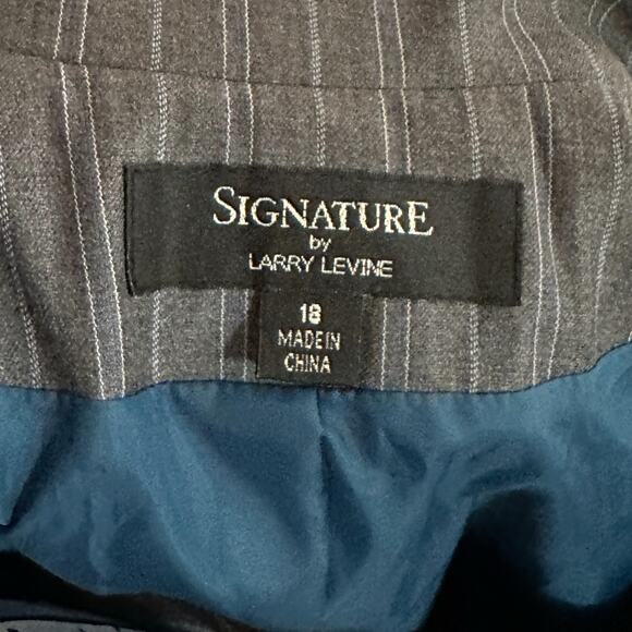 Signature by Larry Levine Women’s Gray Pinstriped Blazer, Size 18, Pre-owned - Picture 3 of 4